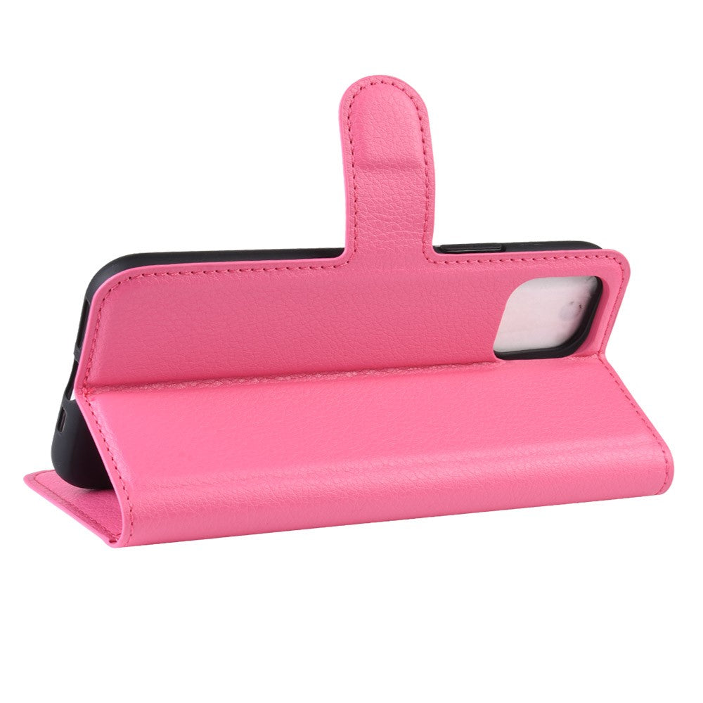Una custodia a libro in pelle rosa per smartphone, mostrata aperta.