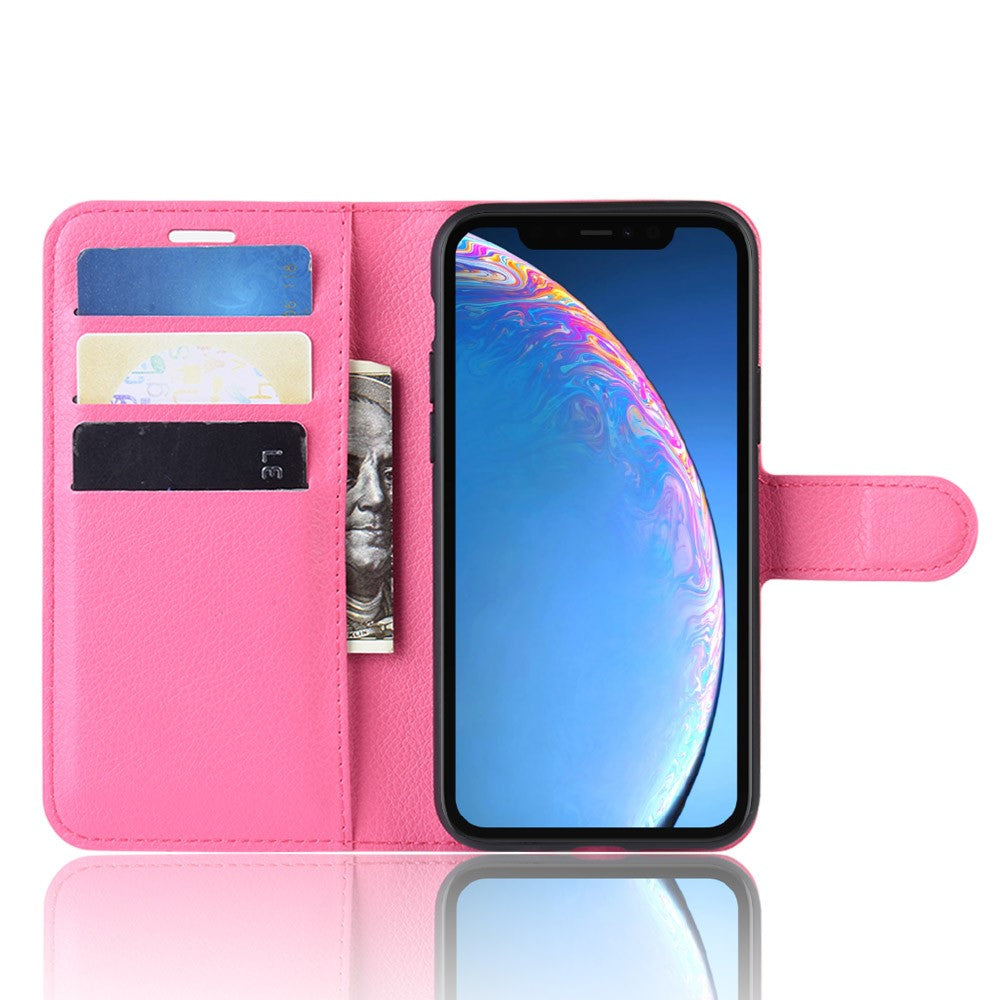 Una custodia rosa per telefono con slot per carte e una banconota, accanto a uno smartphone.