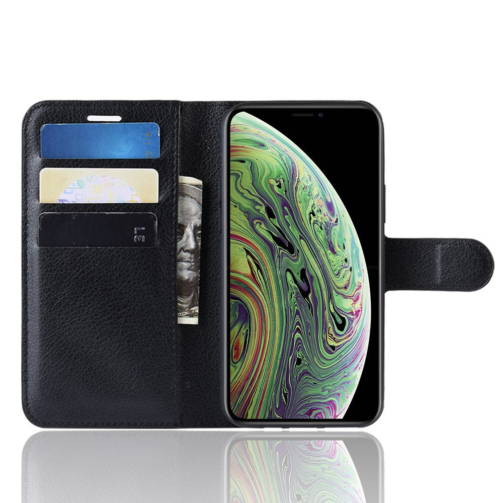 Portafoglio nero con telefono, carte e banconota. Schermo dettagliato.