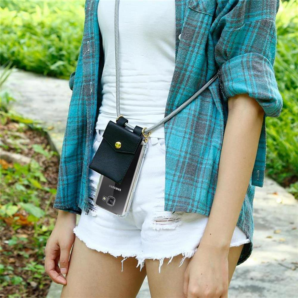 Una mujer lleva una funda transparente para teléfono con bolso negro y cadena plateada.