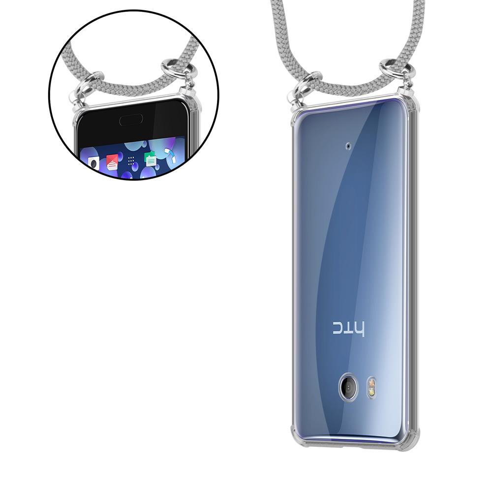 Ein durchsichtiges Handy mit HTC-Logo, das an einer Schnur hängt.
