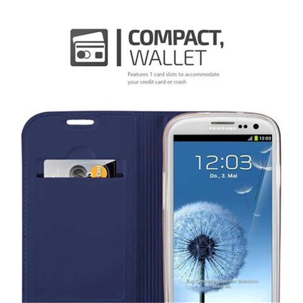 Custodia a portafoglio blu con slot per carte accanto a uno smartphone che mostra le 12:03.