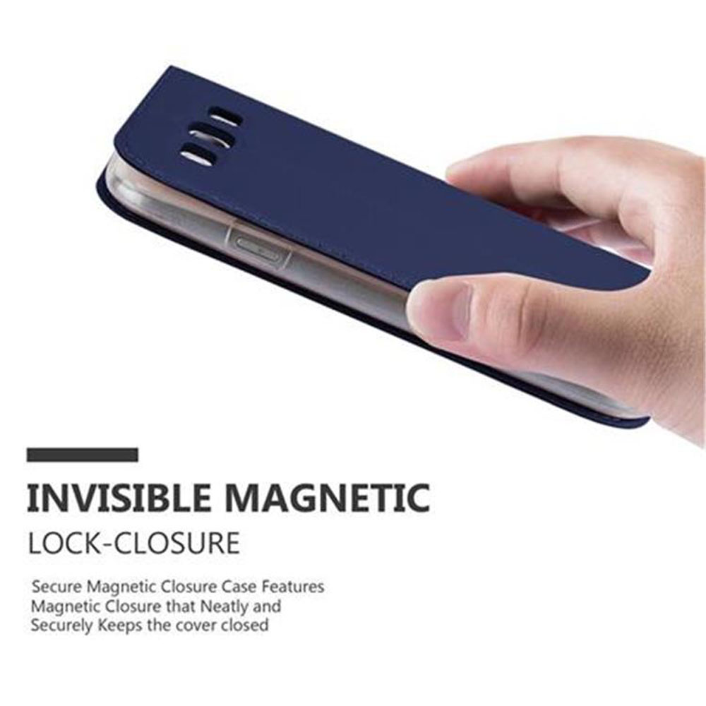 Una mano tiene una custodia per telefono blu scuro con chiusura magnetica.