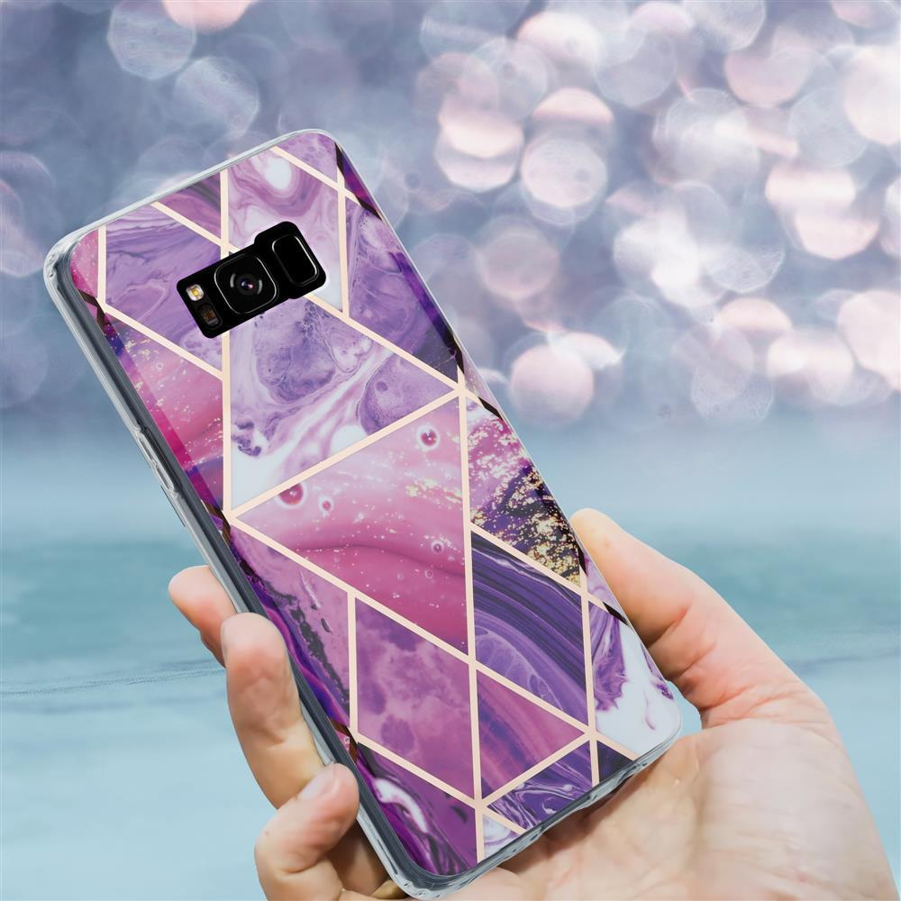 Mano che tiene un telefono con design a marmo viola e linee geometriche.