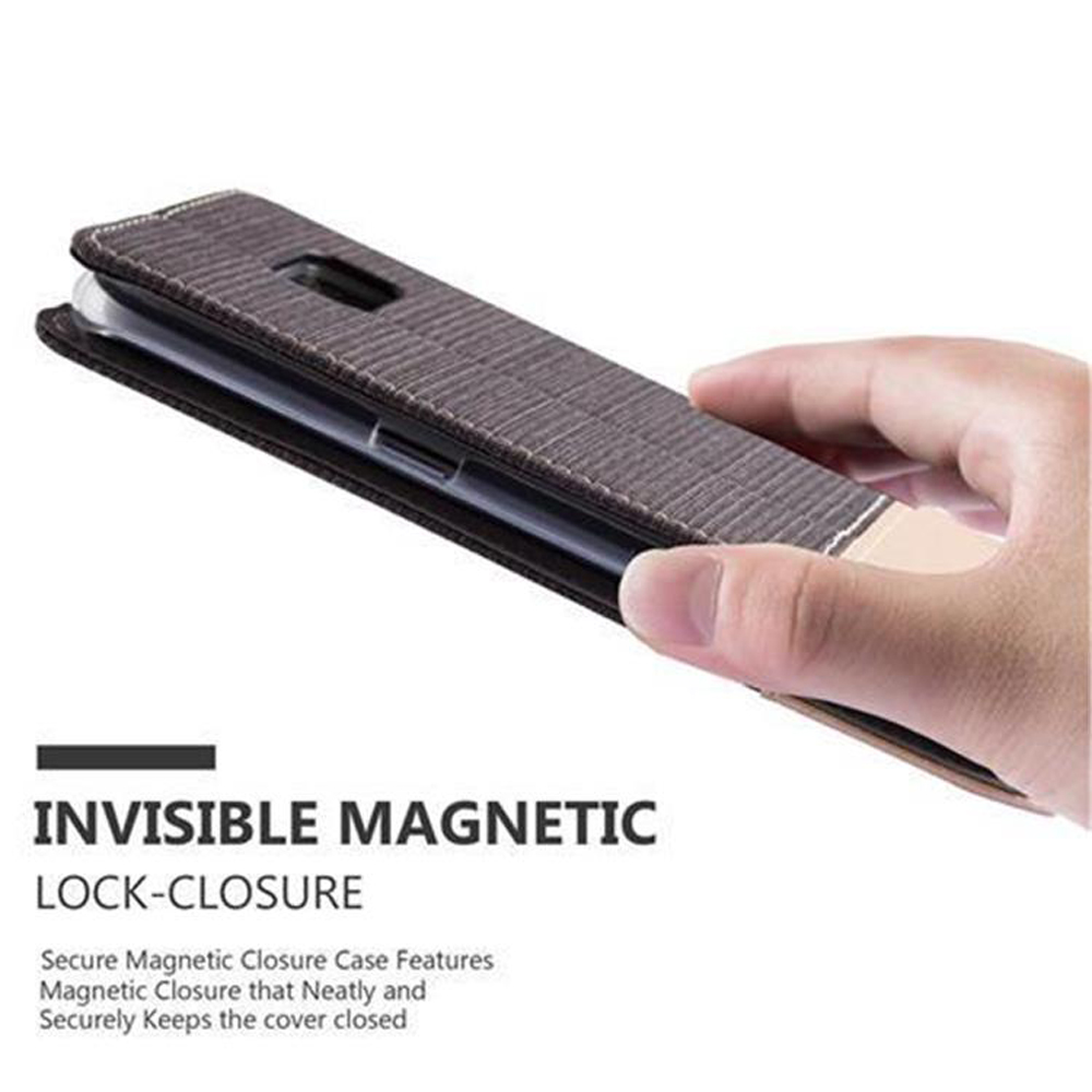Custodia per telefono marrone con chiusura magnetica, tenuta da una mano.
