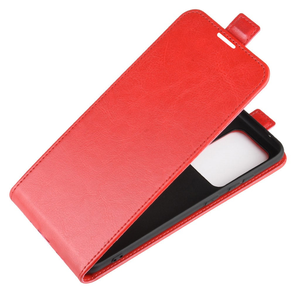 Rote Leder-Handyhülle mit Klappdeckel, leer, auf weißem Hintergrund.