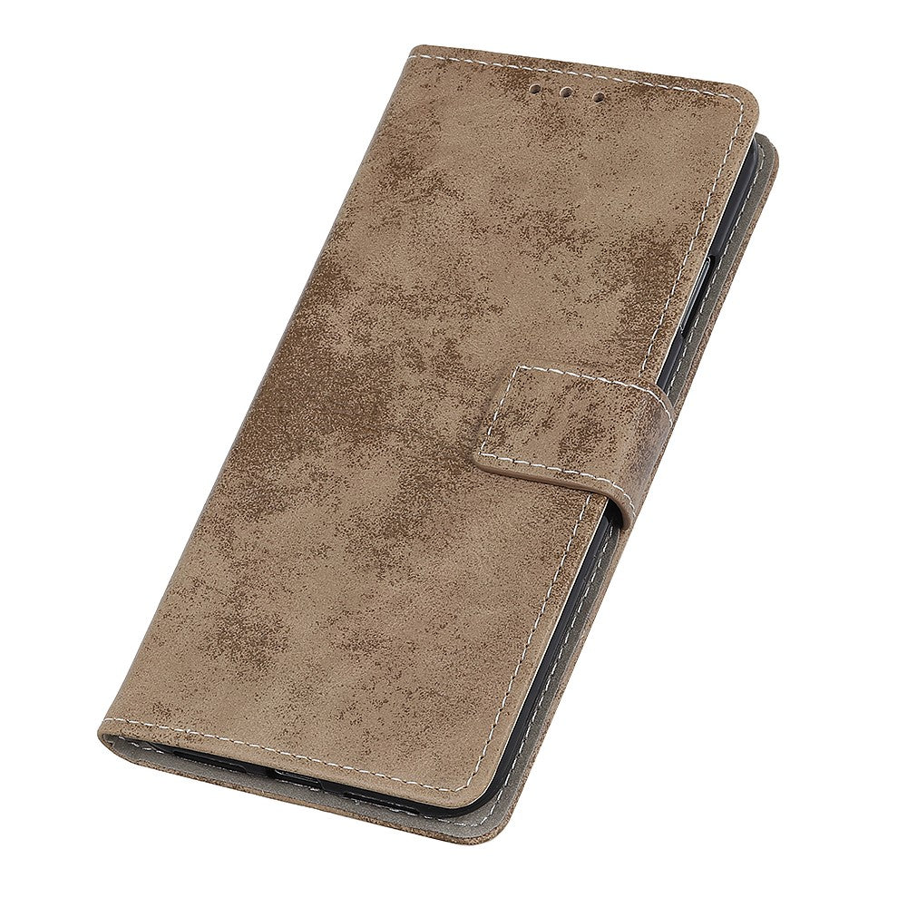 Eine braune Brieftaschenhülle mit einer Klappe und Nähten auf weißem Hintergrund.