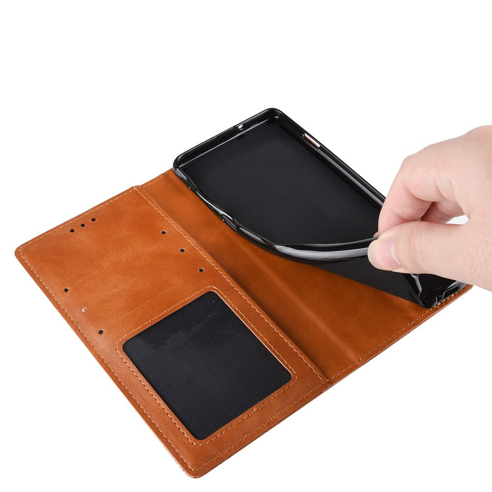 Custodia per telefono marrone con mano che inserisce un telefono nero.