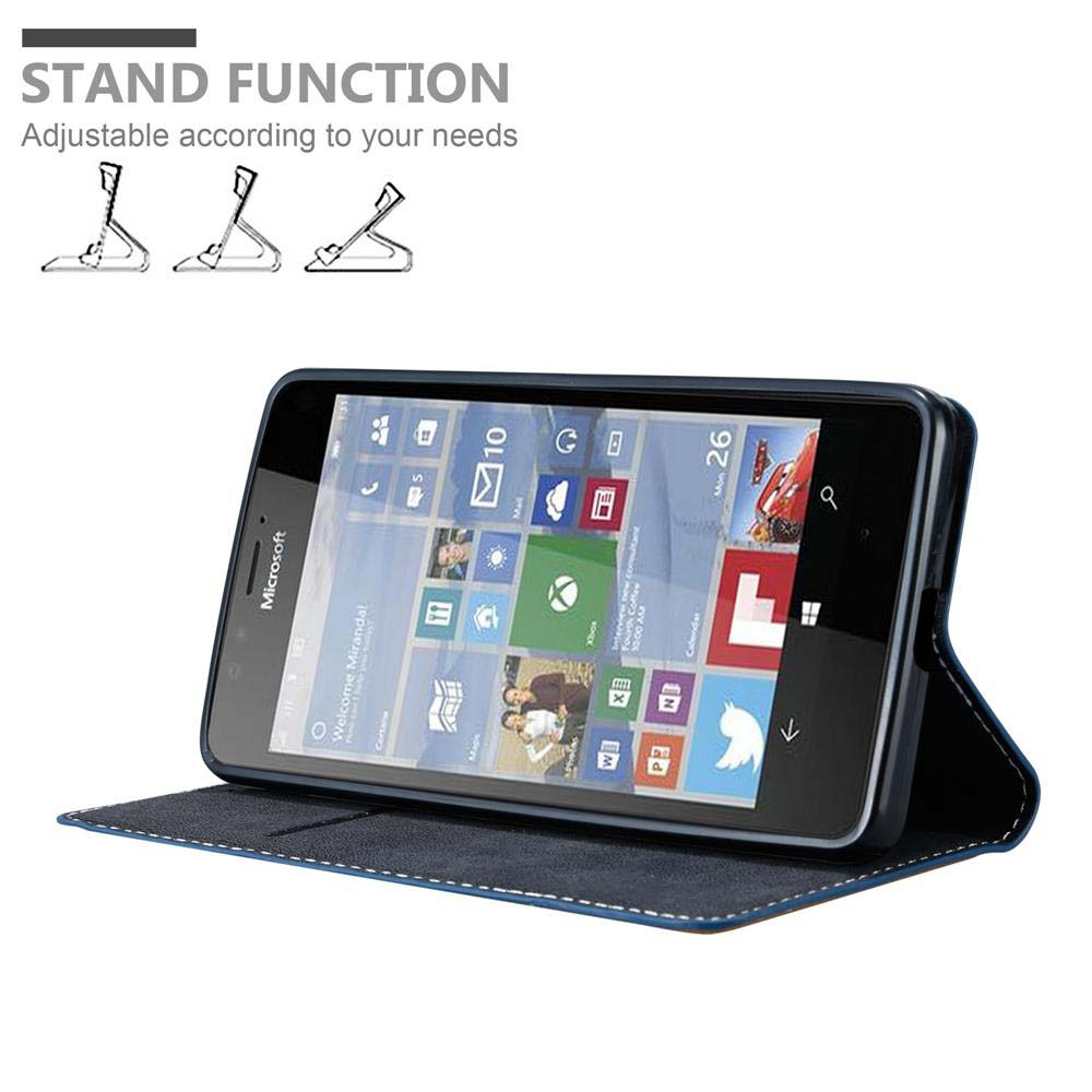 Uno smartphone blu scuro in una custodia che funge da supporto. La custodia è aperta e mostra lo schermo.