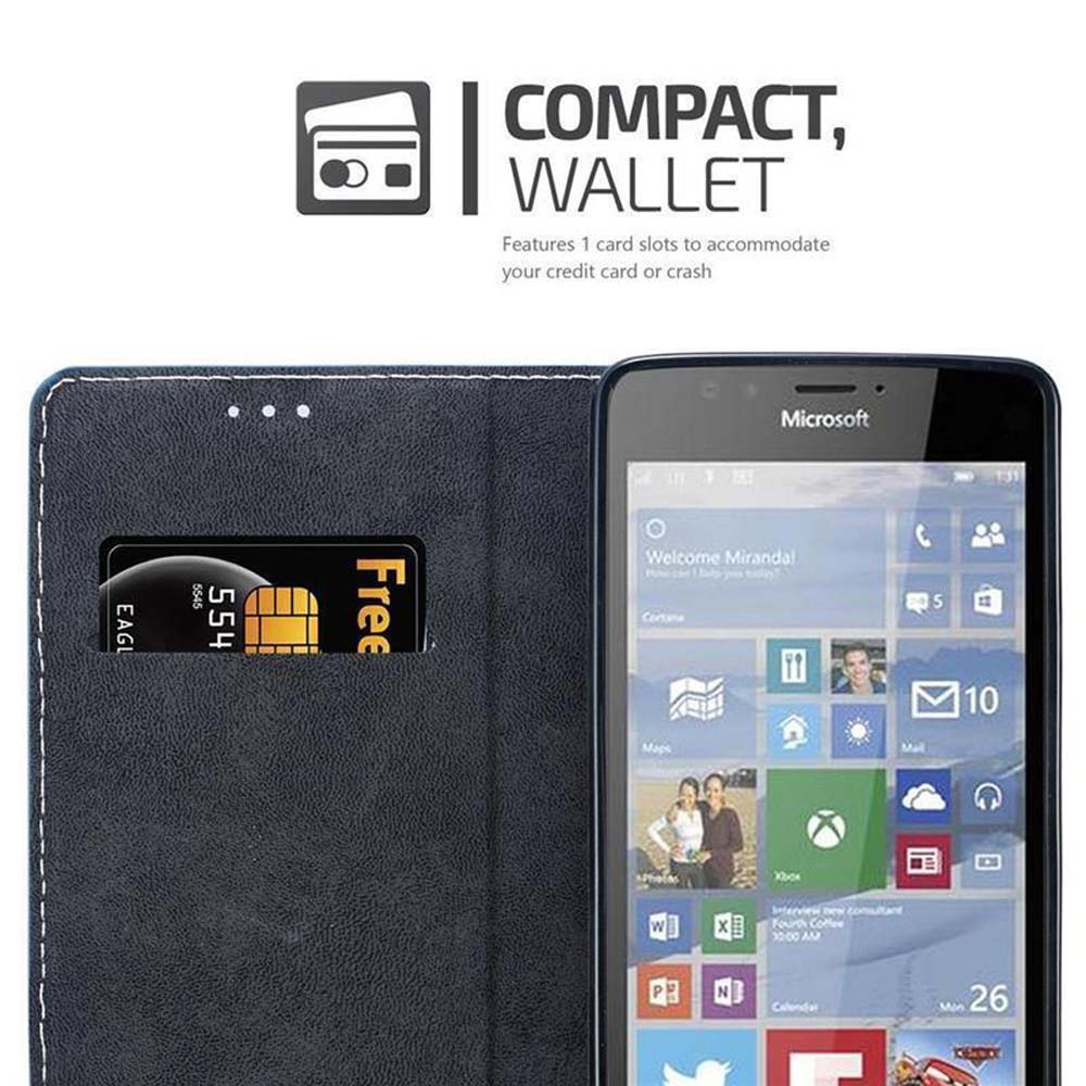 Una custodia a portafoglio blu scuro mostra una carta di credito. È visualizzato uno smartphone con OS Microsoft.