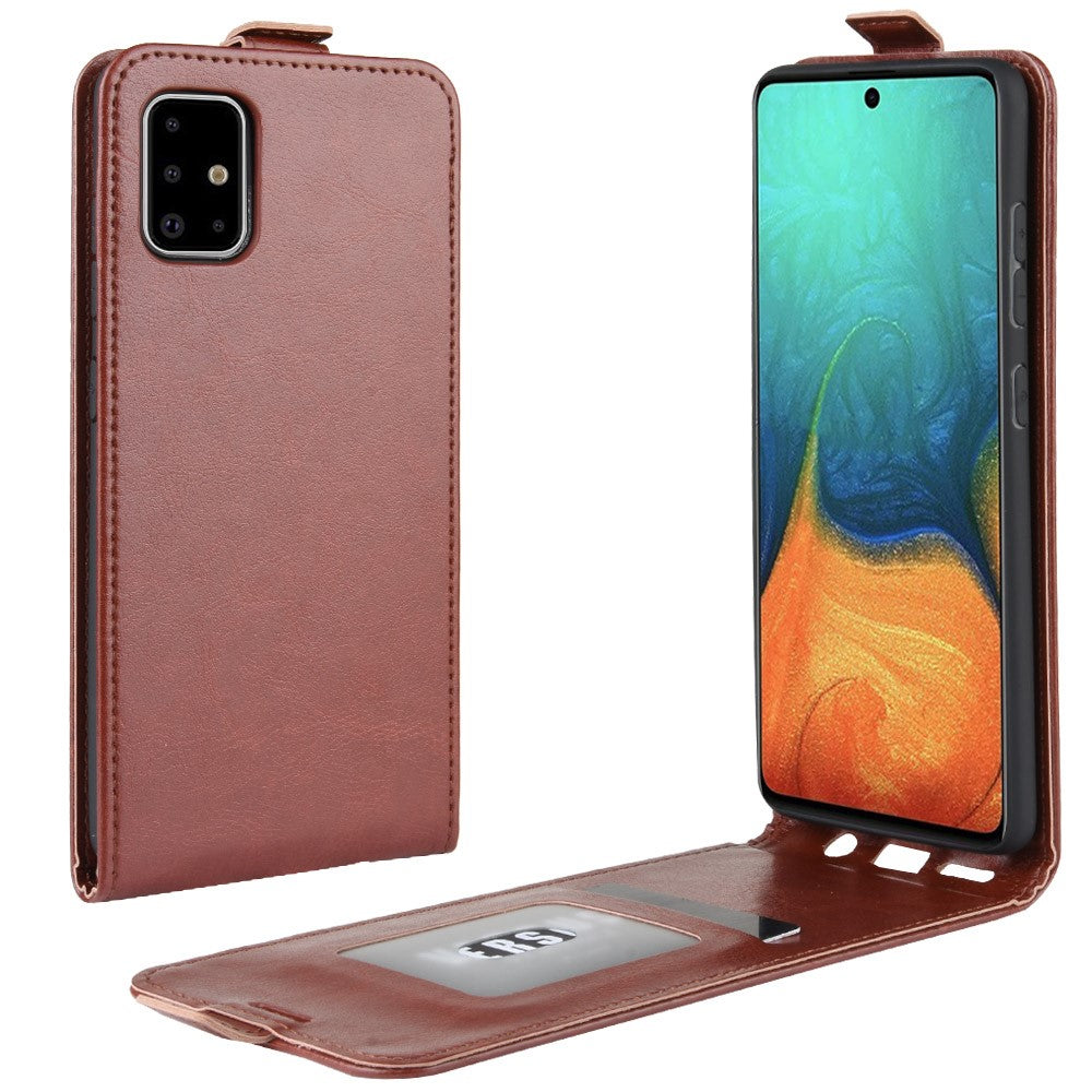 Custodia in pelle marrone con smartphone; mostrata aperta e chiusa.