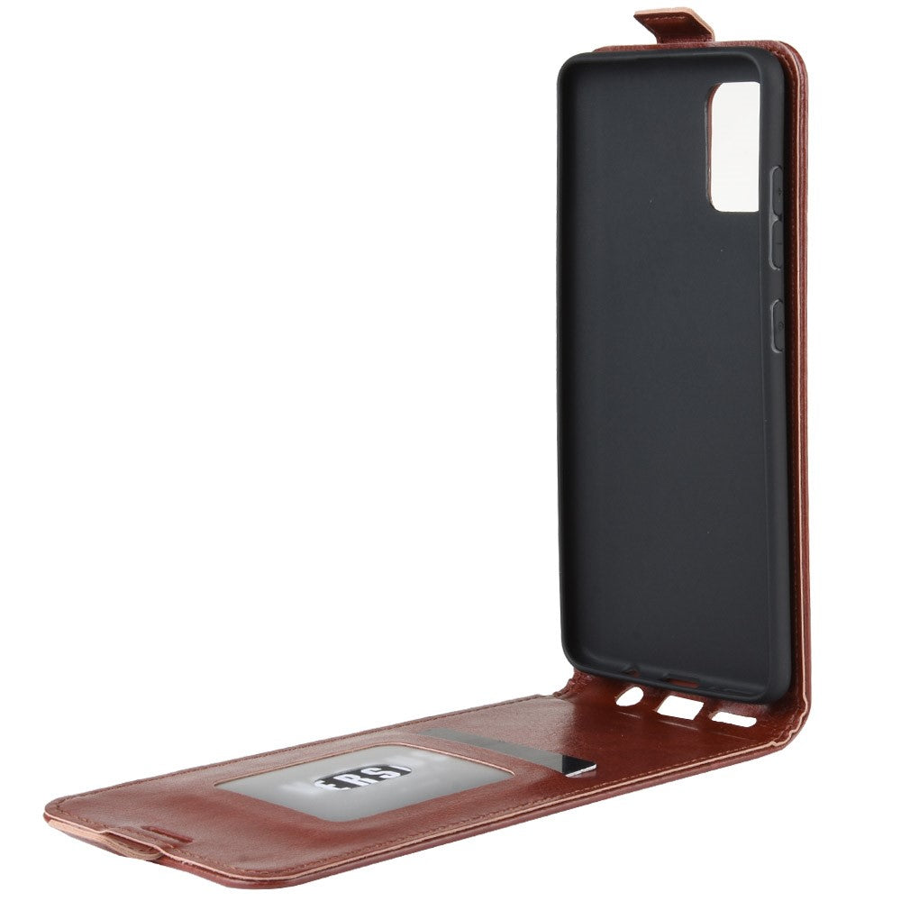 Custodia per telefono in pelle marrone con flip aperto che mostra un ritaglio per la fotocamera.