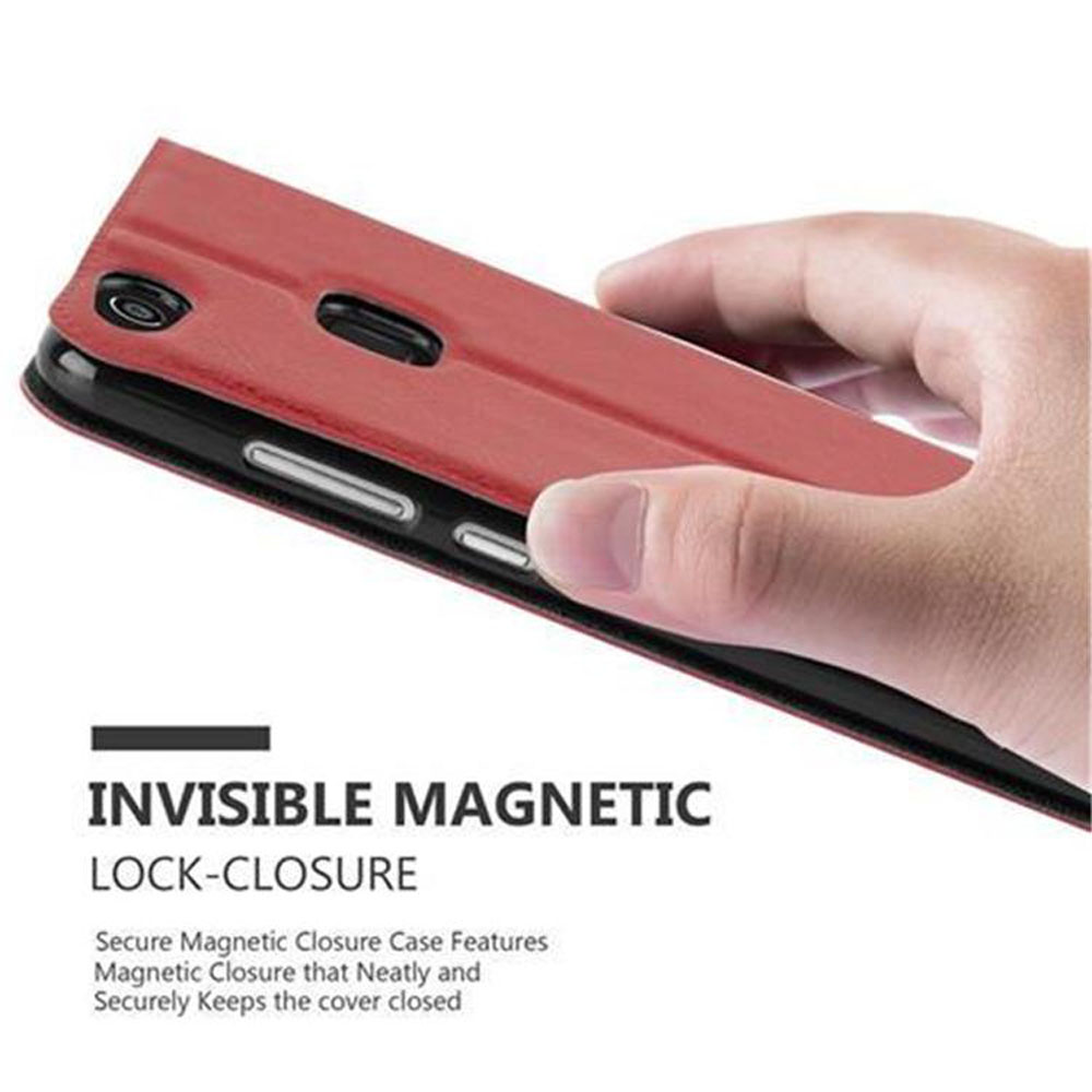 Custodia rossa per telefono con chiusura magnetica, tenuta da una mano.