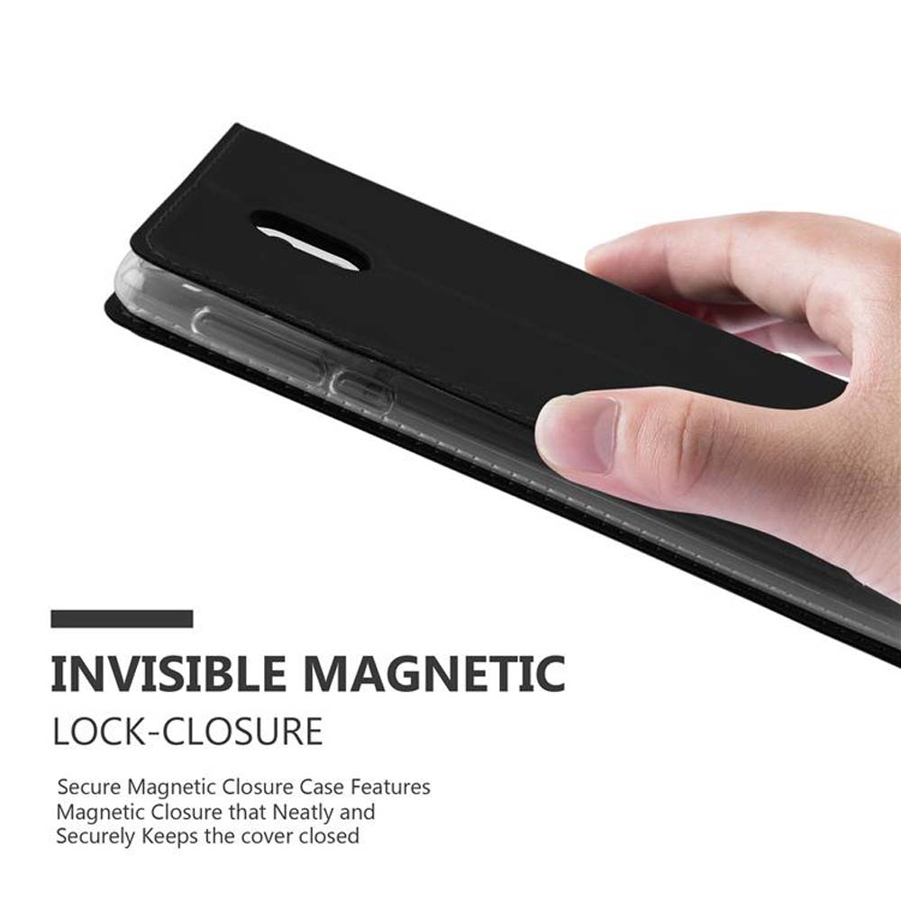 Custodia nera per telefono con chiusura magnetica tenuta da una mano.