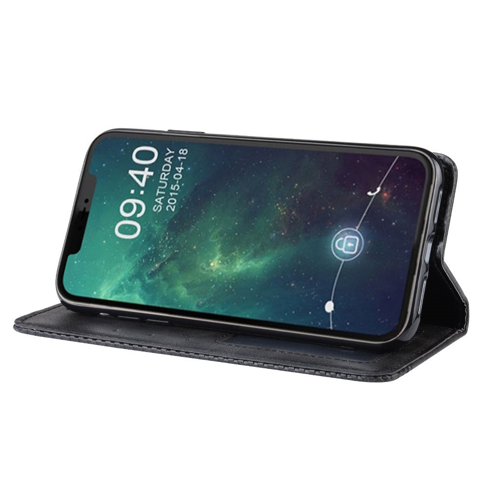 Un telefono flip nero con sfondo cosmico. Ora 09:40.