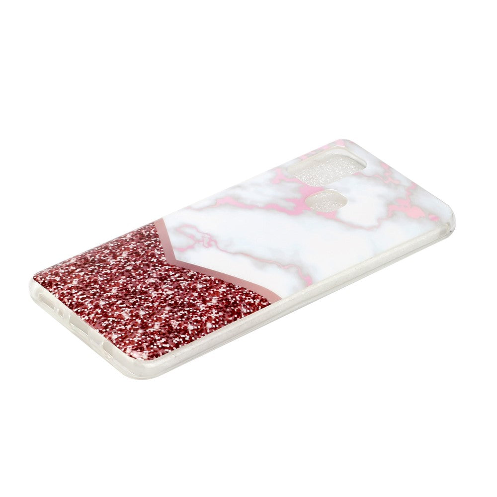 Una cover per telefono con motivo marmorizzato e glitter rosso.