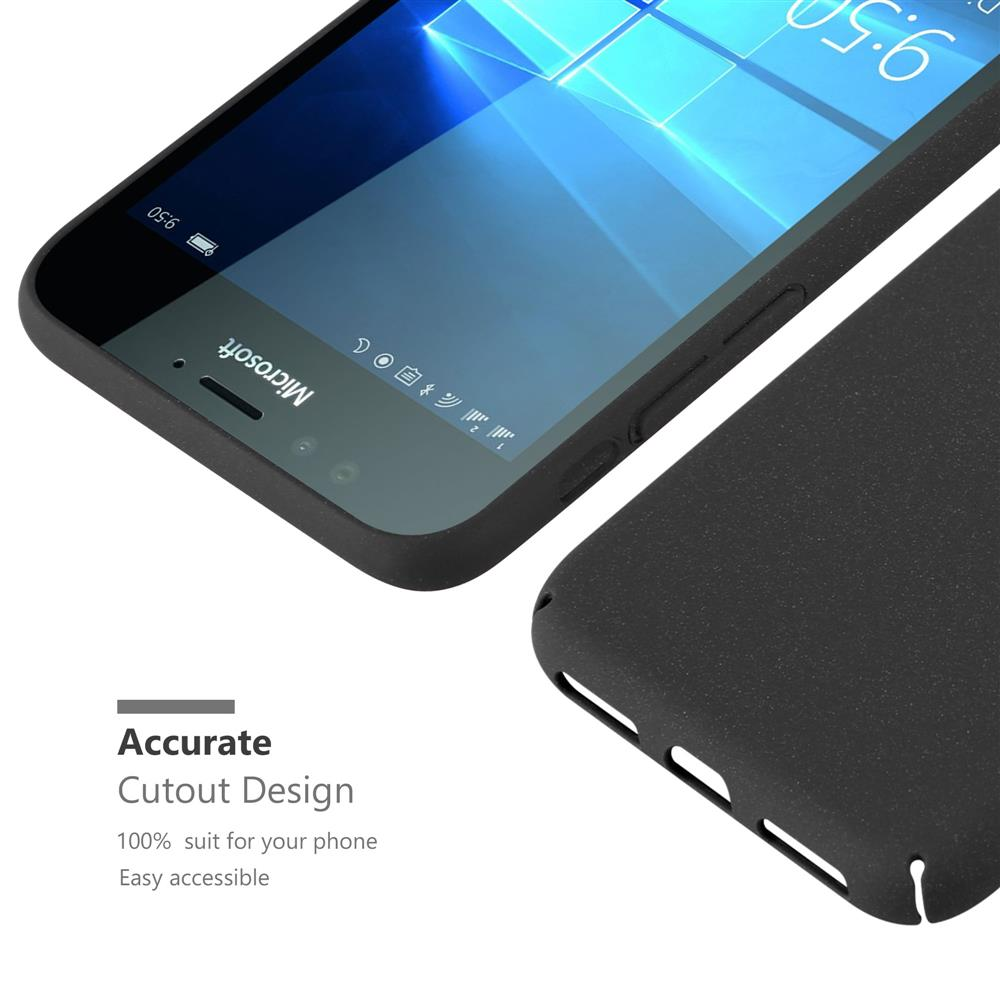 Custodia nera per telefono con ritagli per le porte. Uno smartphone è visibile accanto.