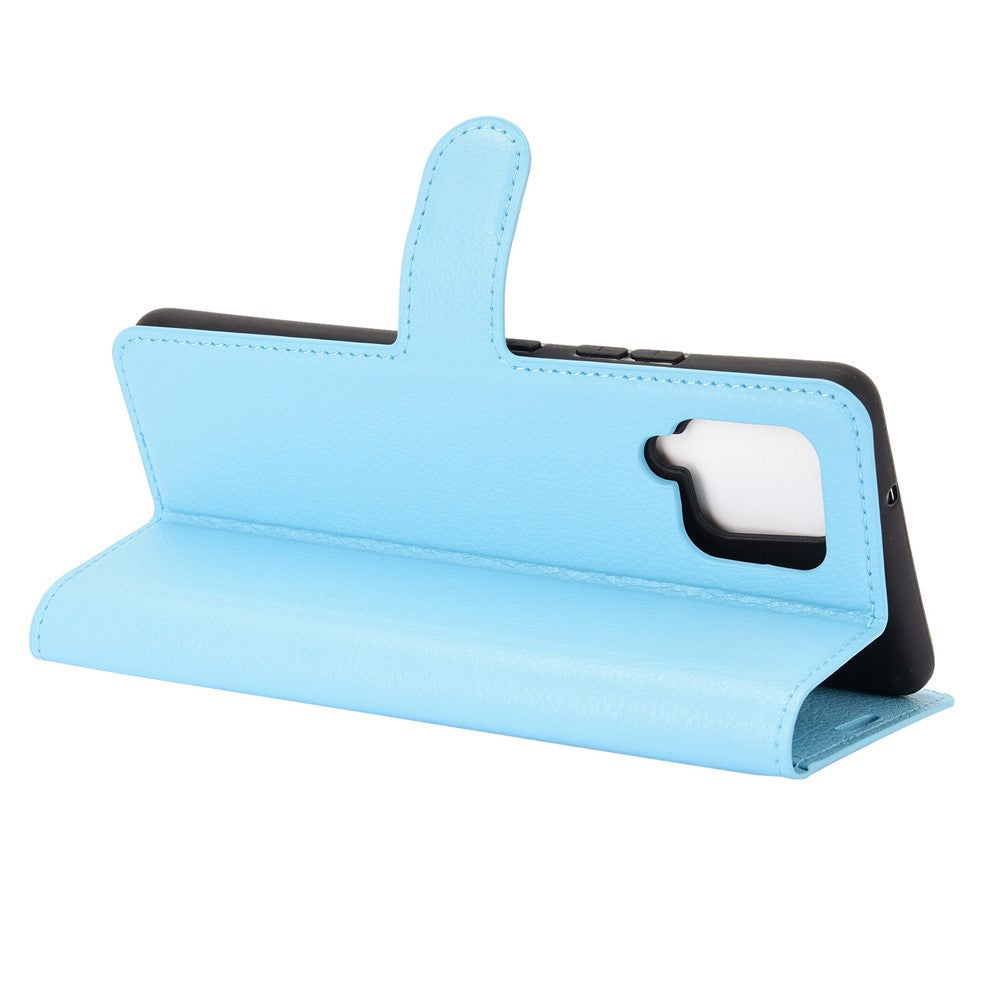 Una custodia a conchiglia blu chiaro con ritagli per fotocamera e pulsanti.