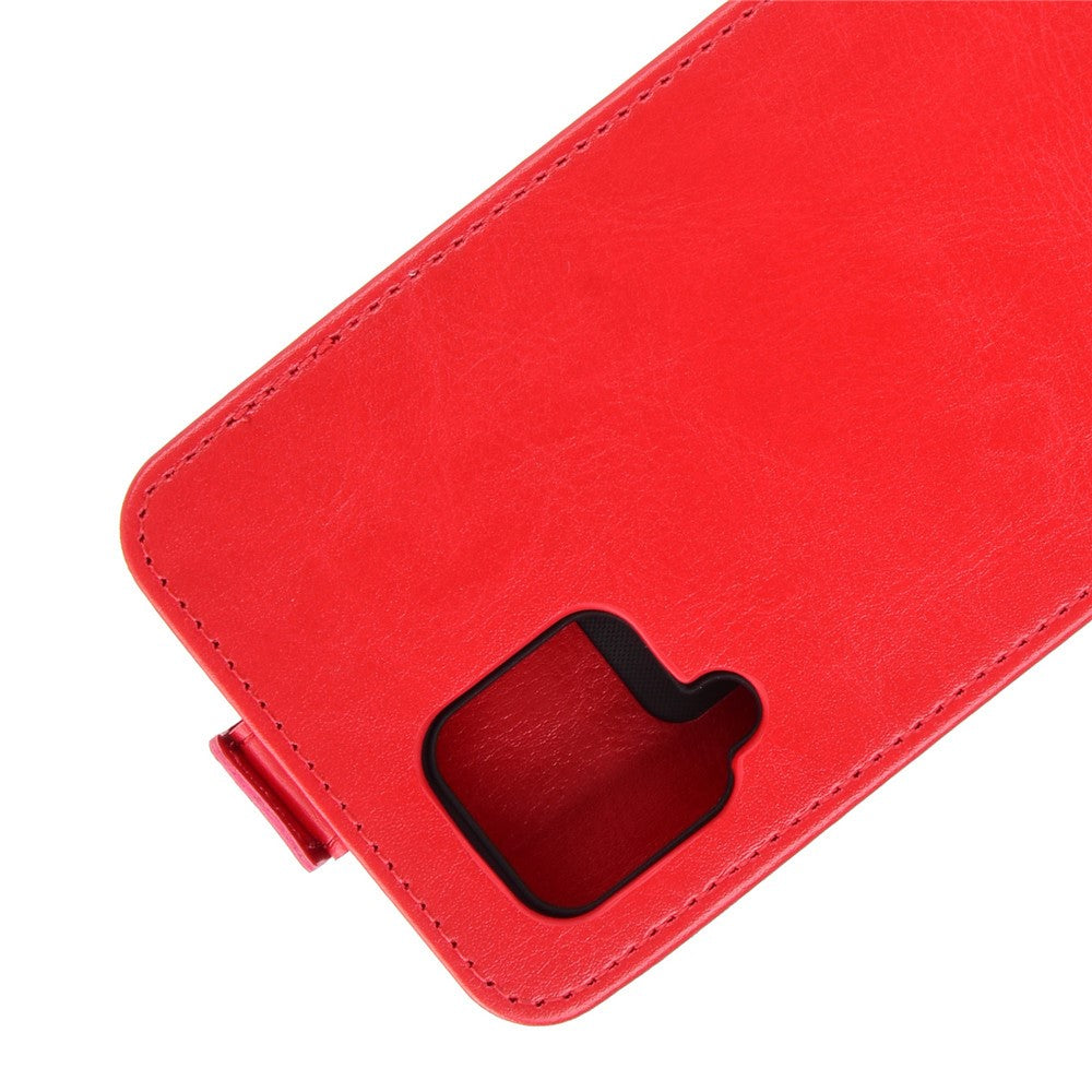 Custodia in pelle rossa con ritaglio per modulo fotocamera.