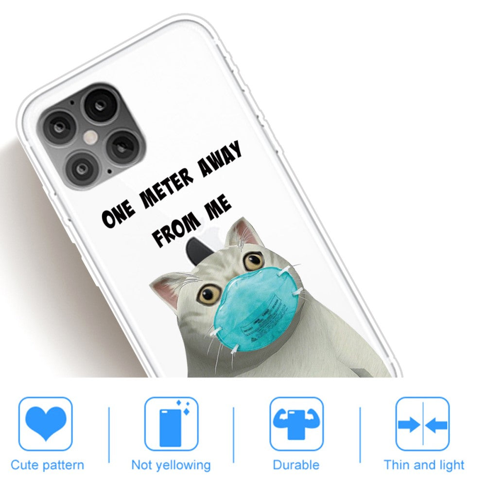 Un gatto con maschera su una custodia per iPhone. Testo: 'ONE METER AWAY FROM ME'.