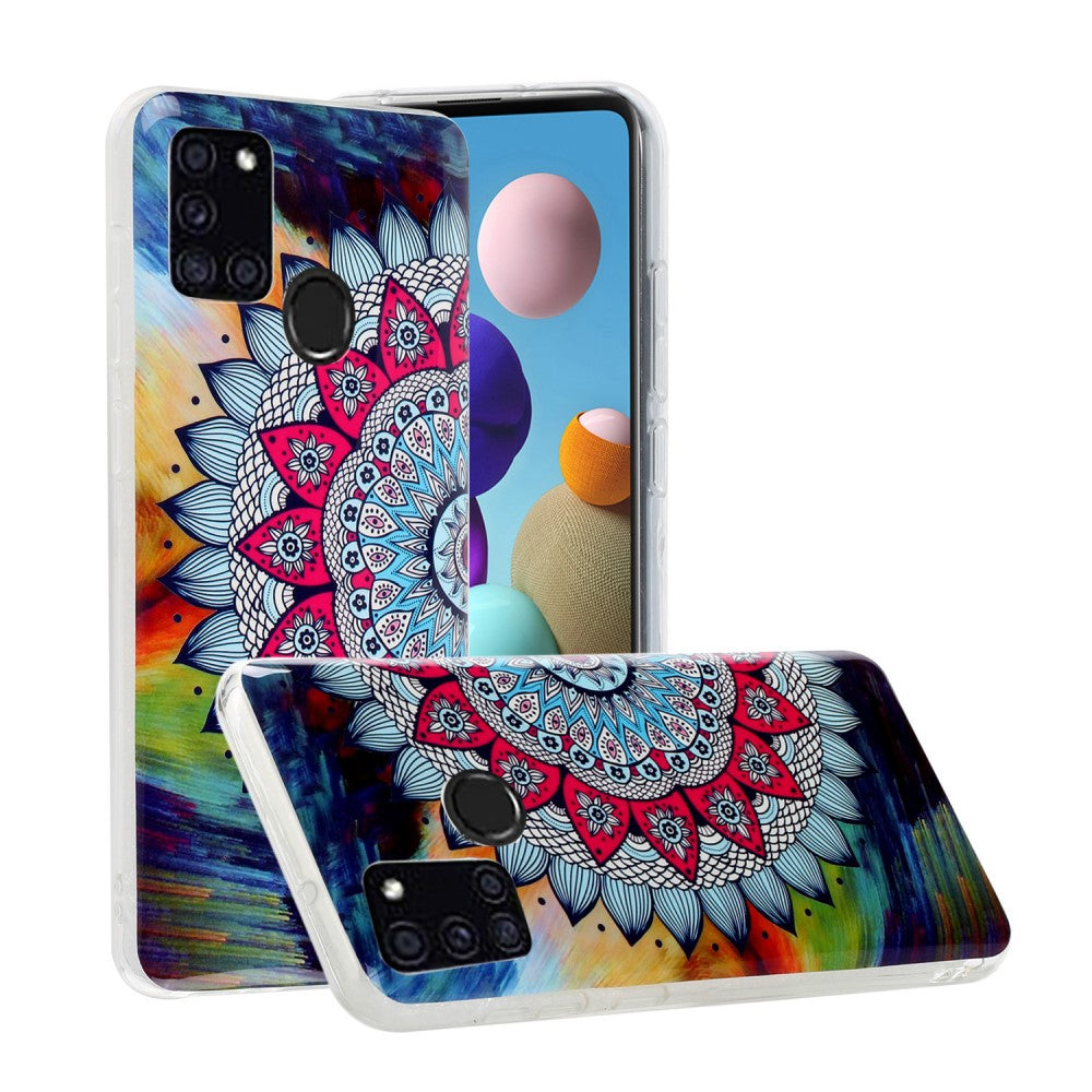 Uno smartphone con un motivo mandala colorato su una custodia trasparente.