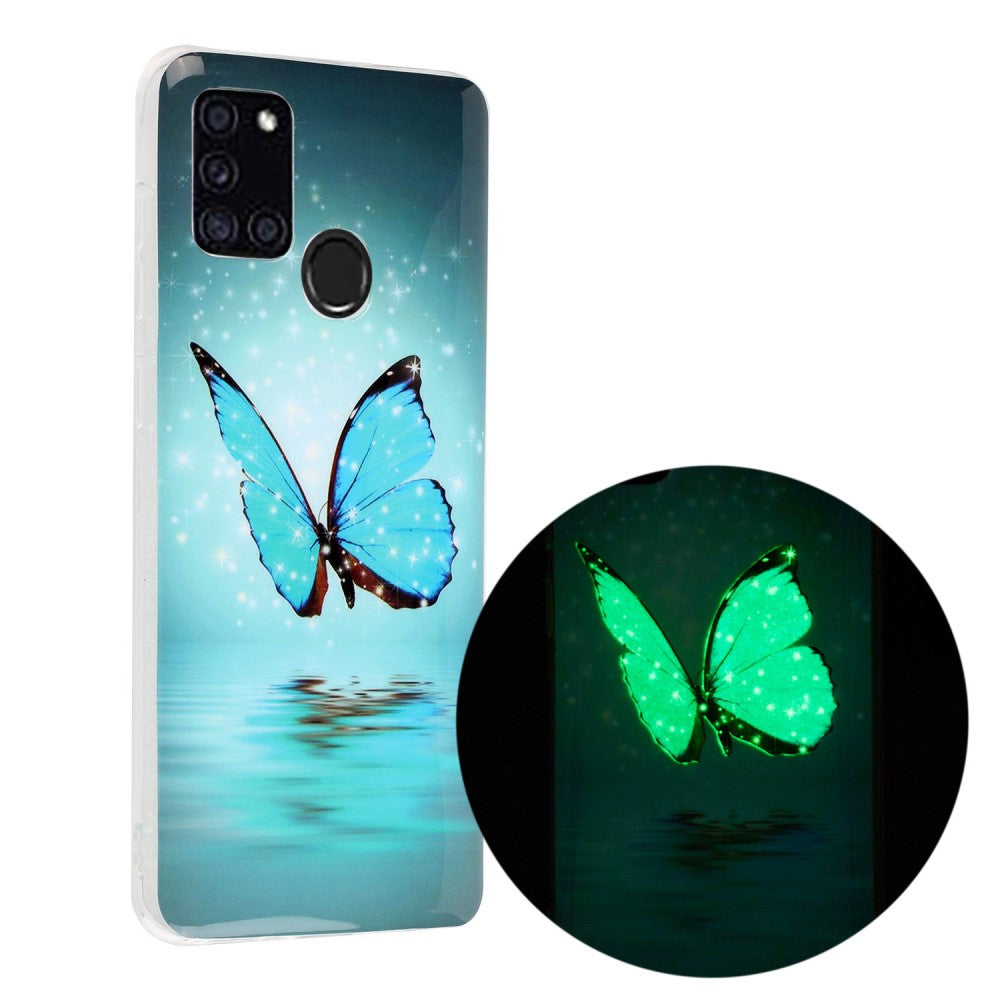 Una cover per telefono con farfalla blu e stelle, accanto un cerchio con farfalla verde.