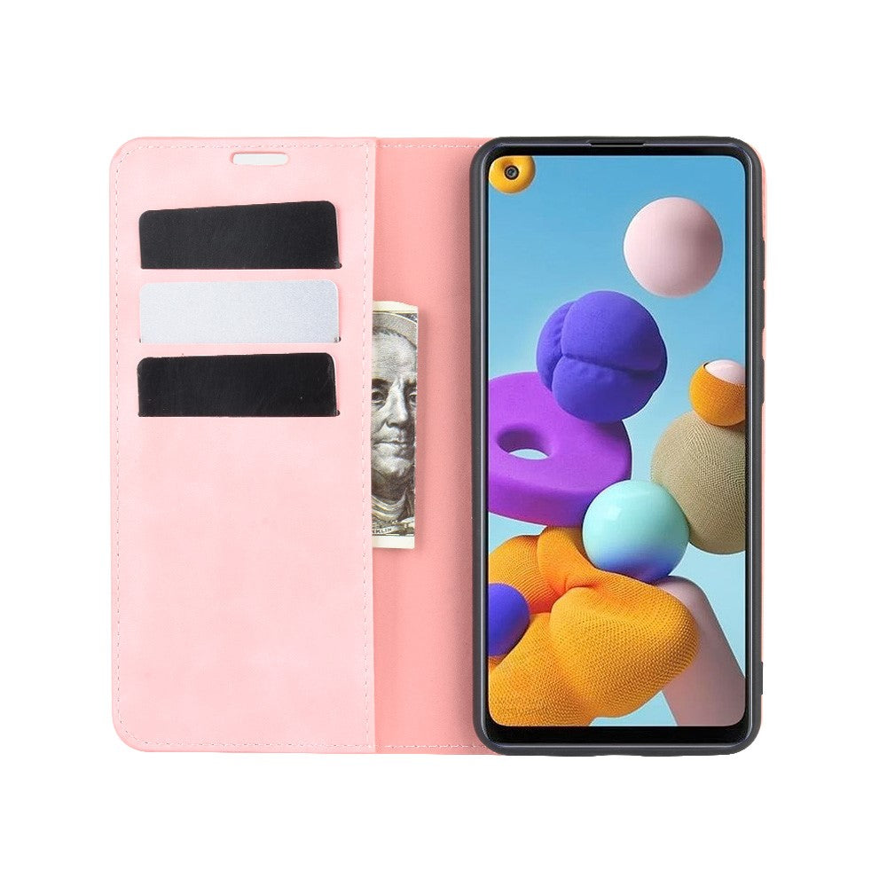 Custodia rosa per telefono con slot per carte, accanto a uno smartphone con schermo astratto colorato.