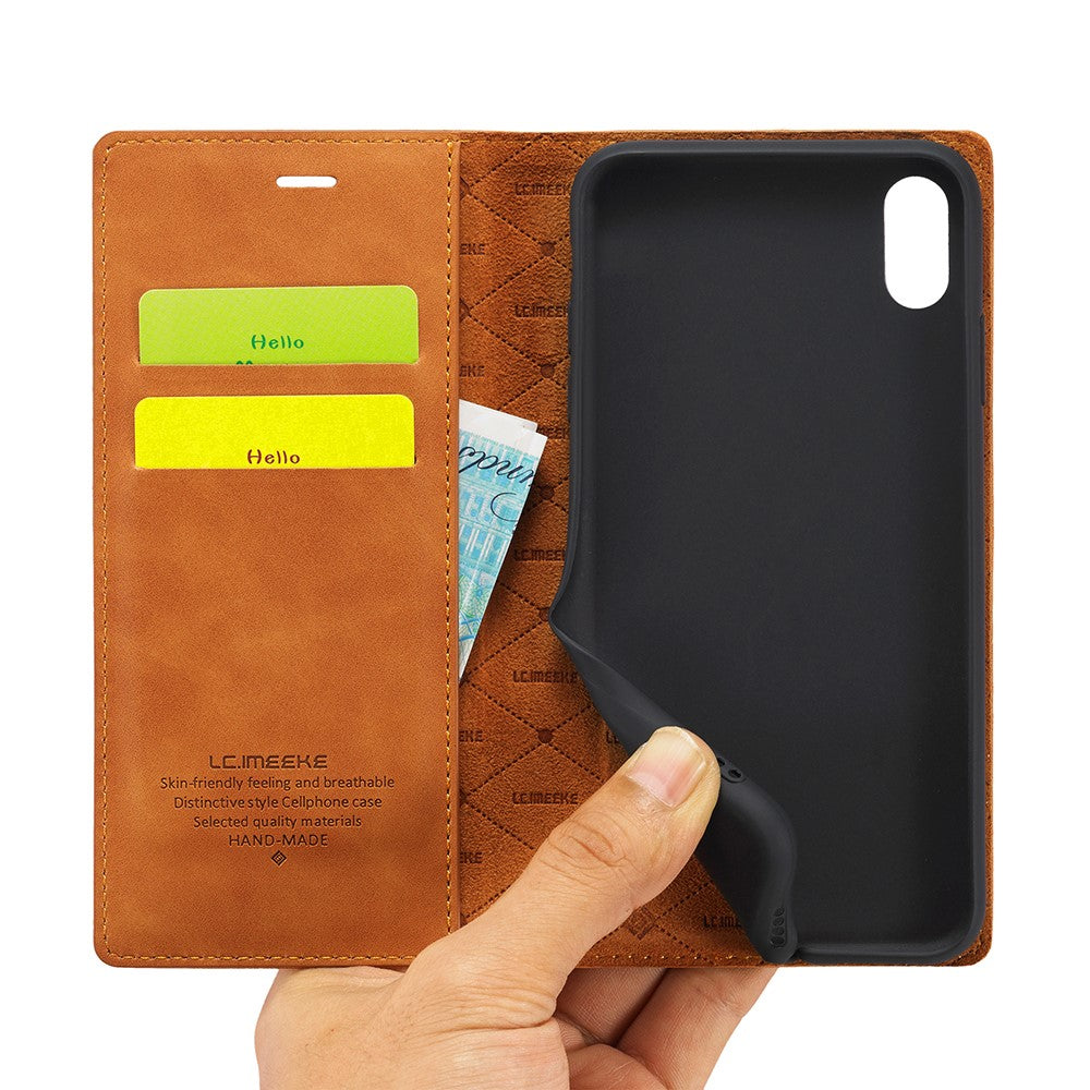 Custodia marrone per telefono con slot per carte e inserto nero. Una mano tiene la custodia.