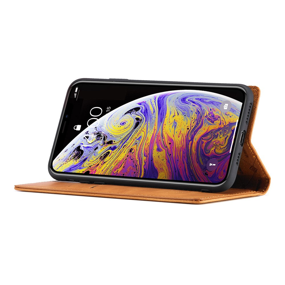 Uno smartphone con uno sfondo colorato in una custodia marrone su sfondo bianco.