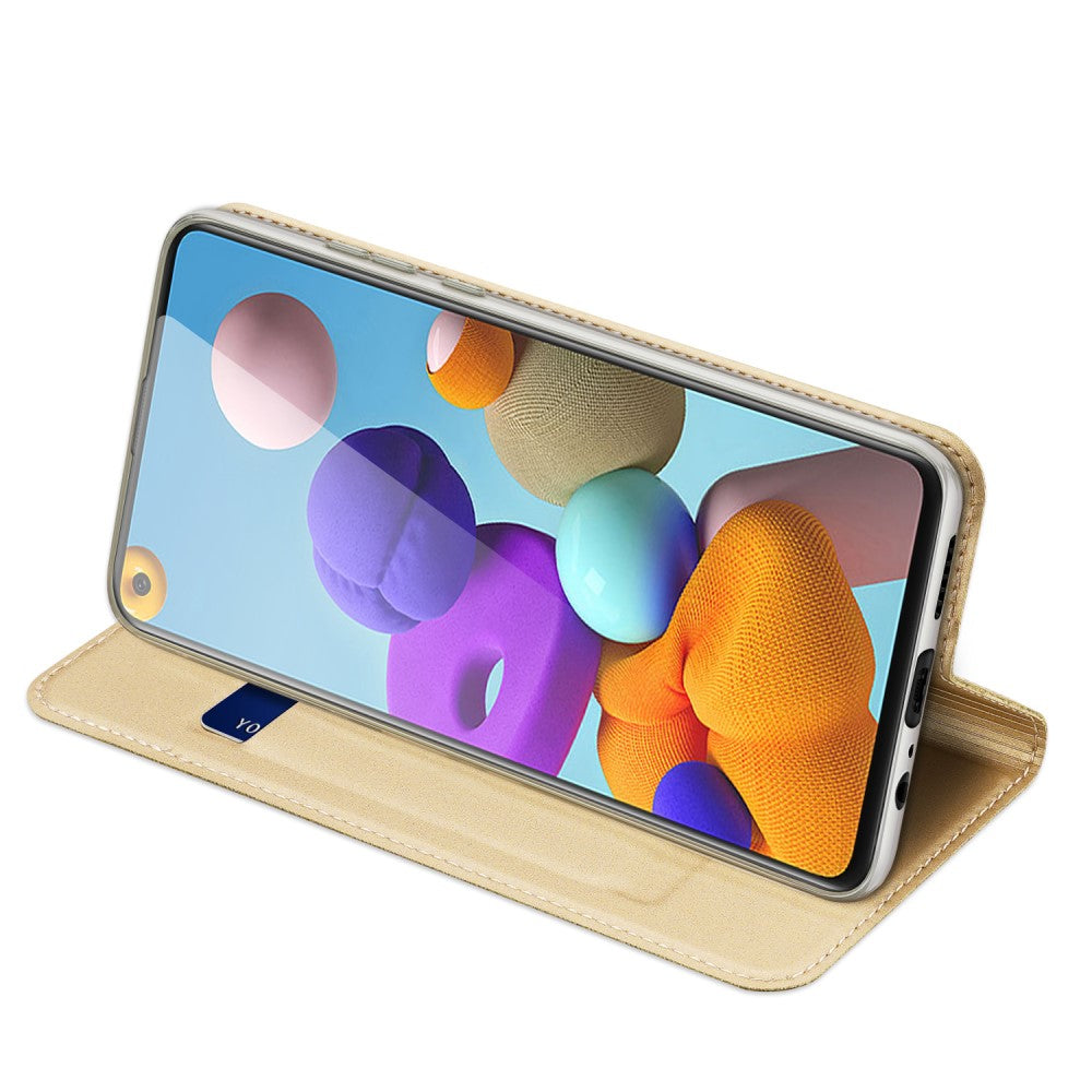 Una custodia per telefono beige con uno smartphone che mostra forme astratte colorate.