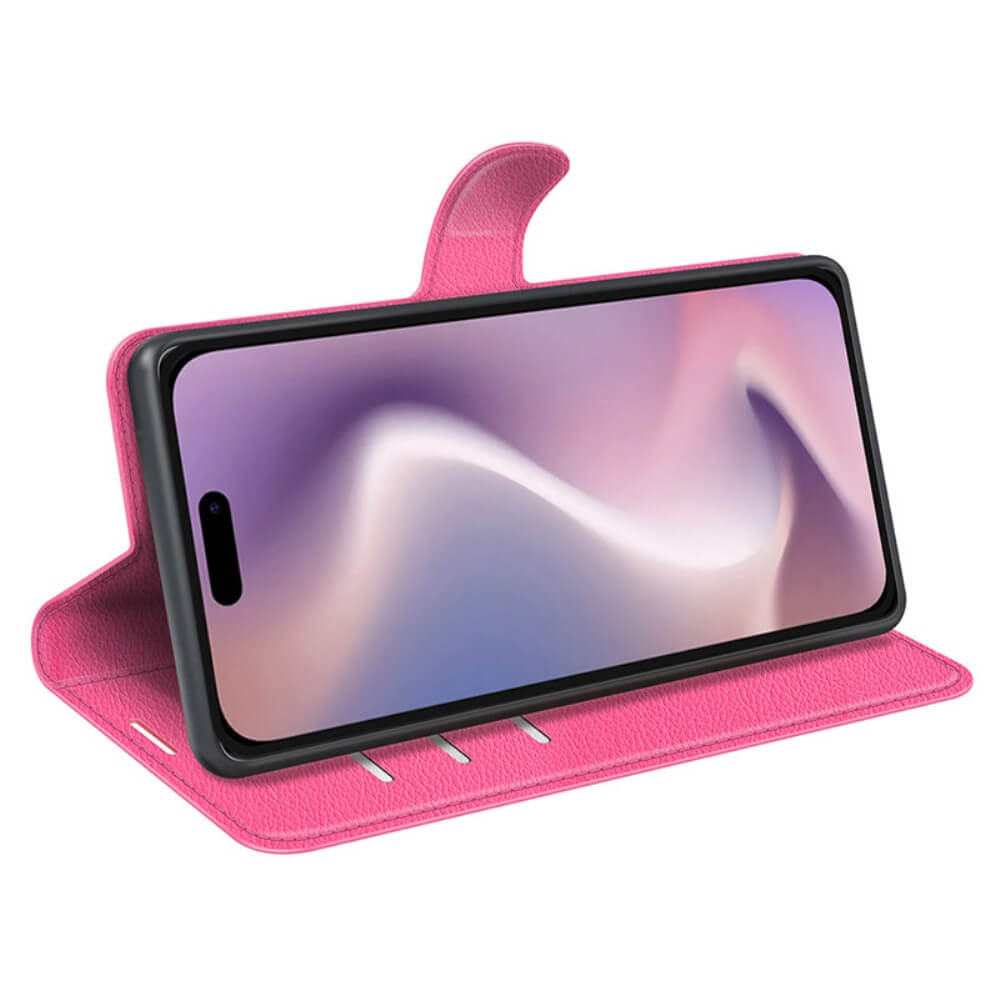 Un telefono rosa in una custodia a libro con sfondo chiaro.