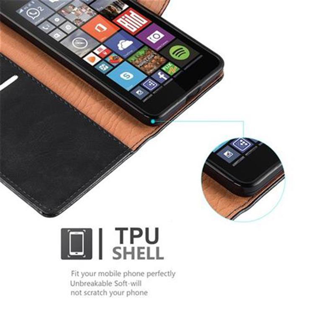 Un telefono cellulare nero in una custodia a portafoglio marrone con molte icone di app.