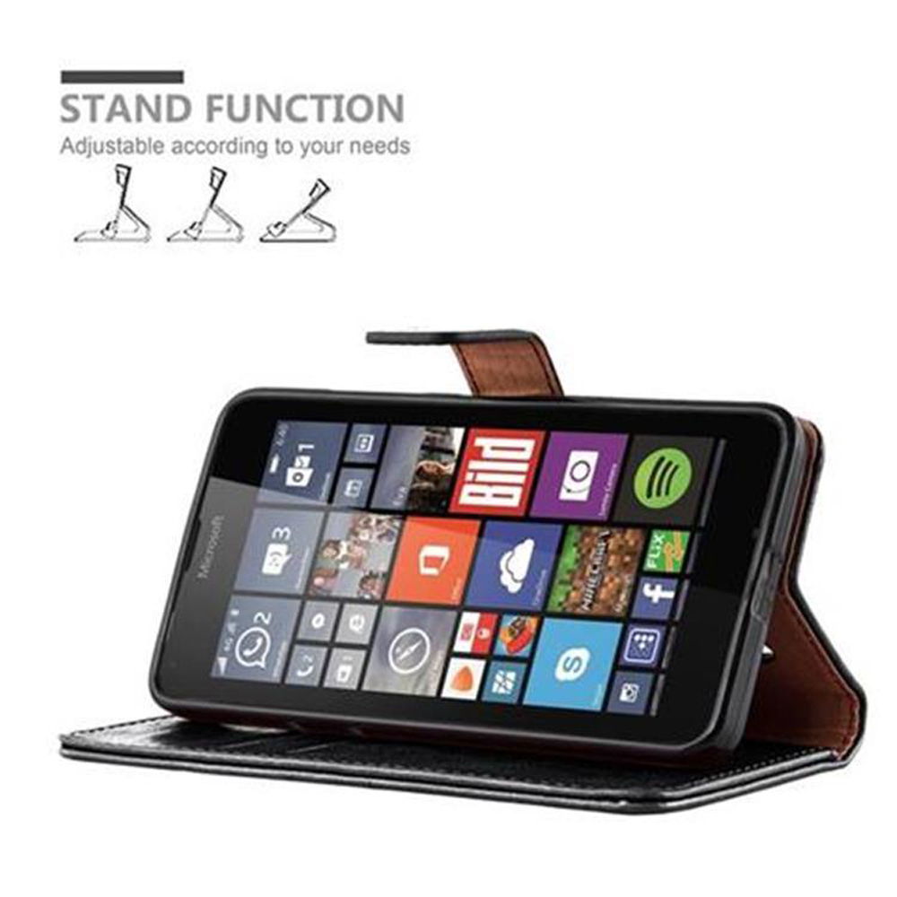 Uno smartphone in una custodia marrone con tessere sullo schermo.