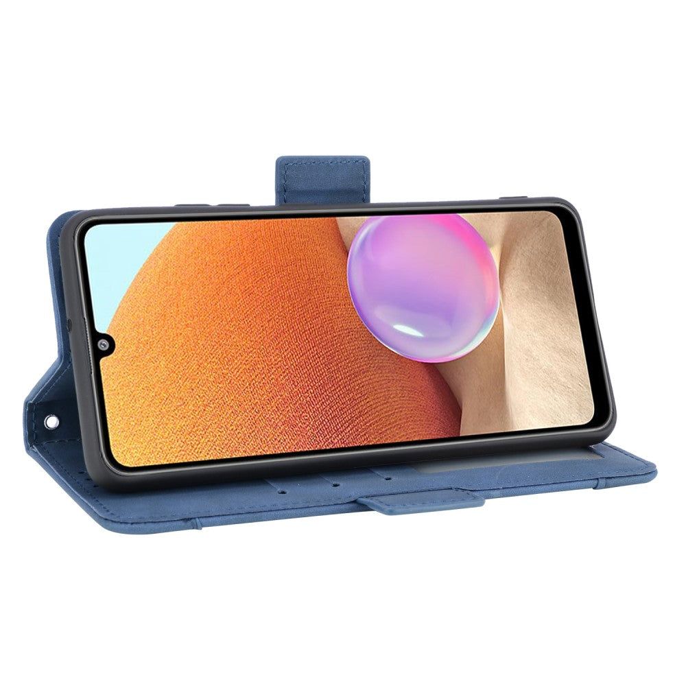 Una custodia in pelle blu tiene uno smartphone che mostra un globo colorato su sfondo testurizzato arancione.