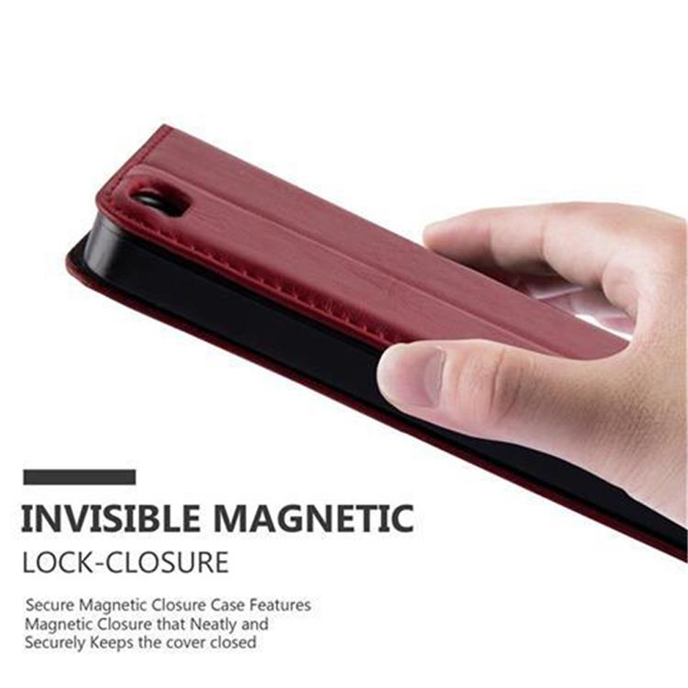 Una mano tiene una custodia rossa con chiusura magnetica. Il testo descrive le funzionalità.