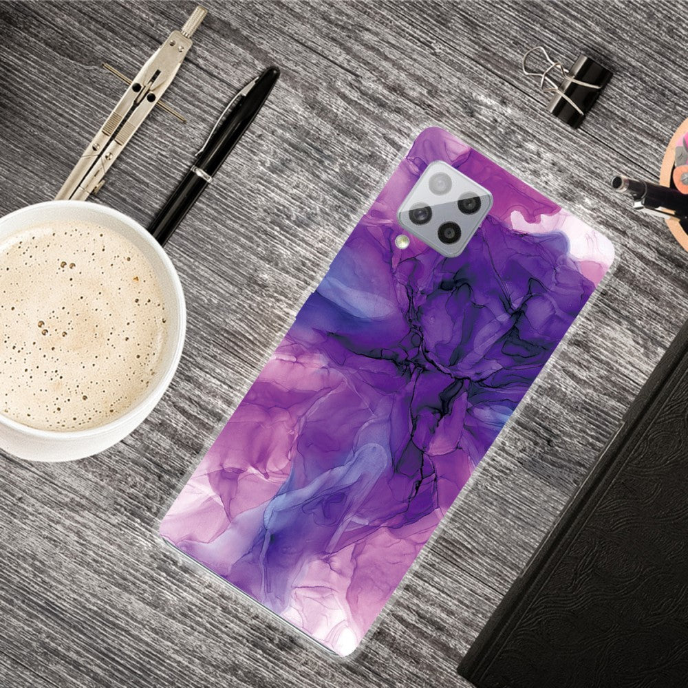 Uno smartphone con motivo marmorizzato viola giace su un tavolo di legno accanto a una tazza di caffè.