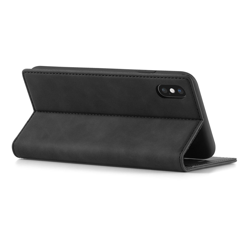 Smartphone nero con cover a libro aperta, fotocamera visibile.