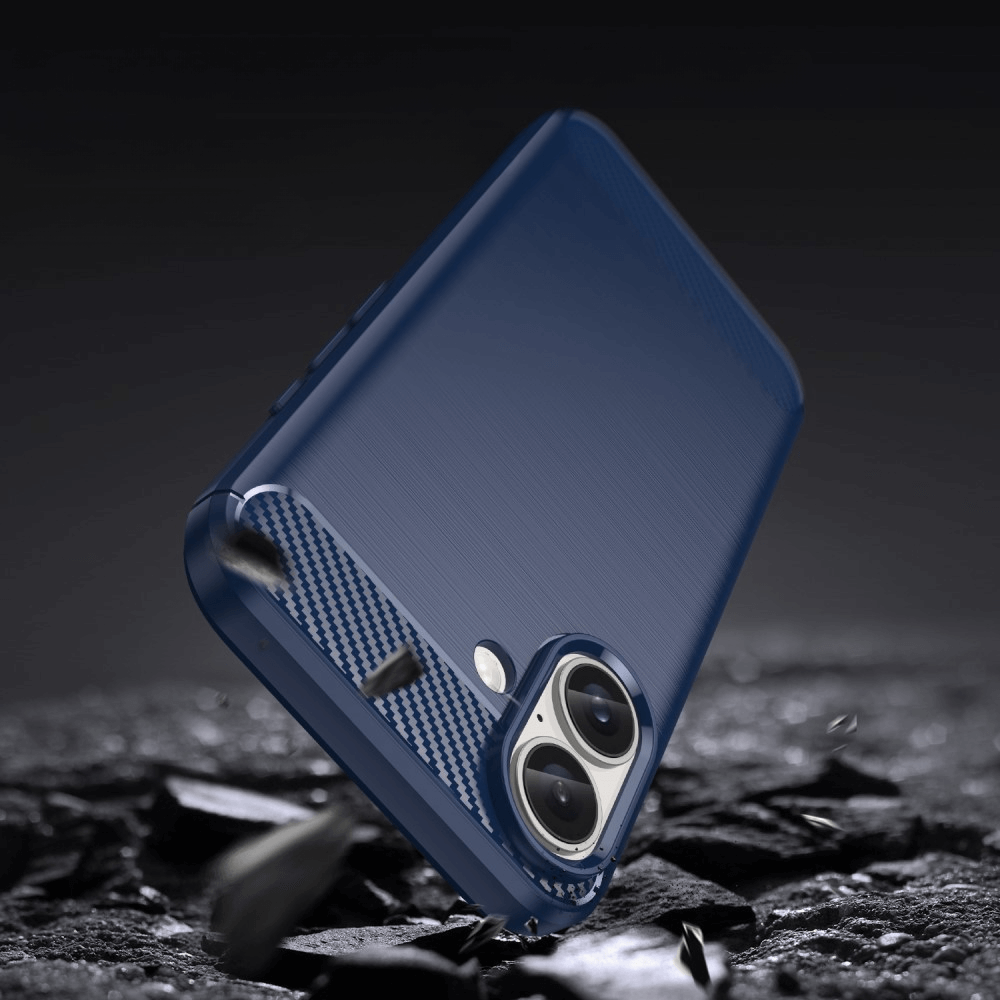 Custodia blu scuro per telefono con accenti in carbonio che cade su rocce nere.