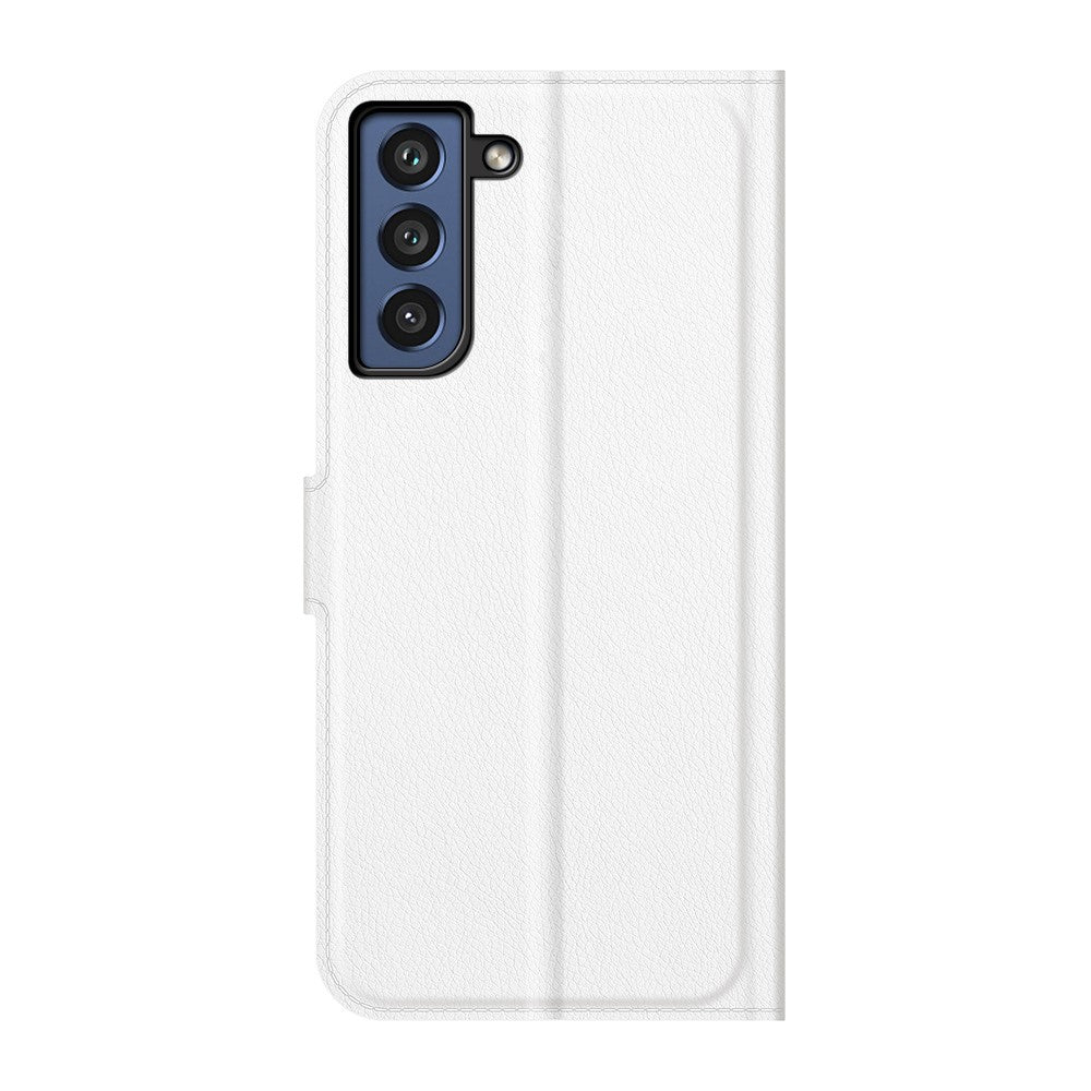 Custodia bianca per telefono con tripla fotocamera e flash, su sfondo bianco.