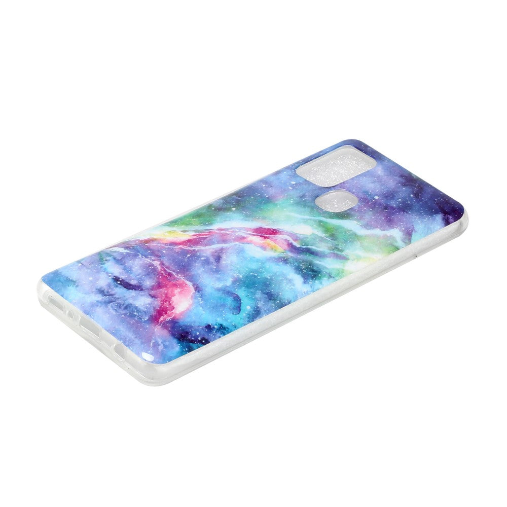 Una cover per telefono con un colorato design a nebulosa blu, viola e rosa.