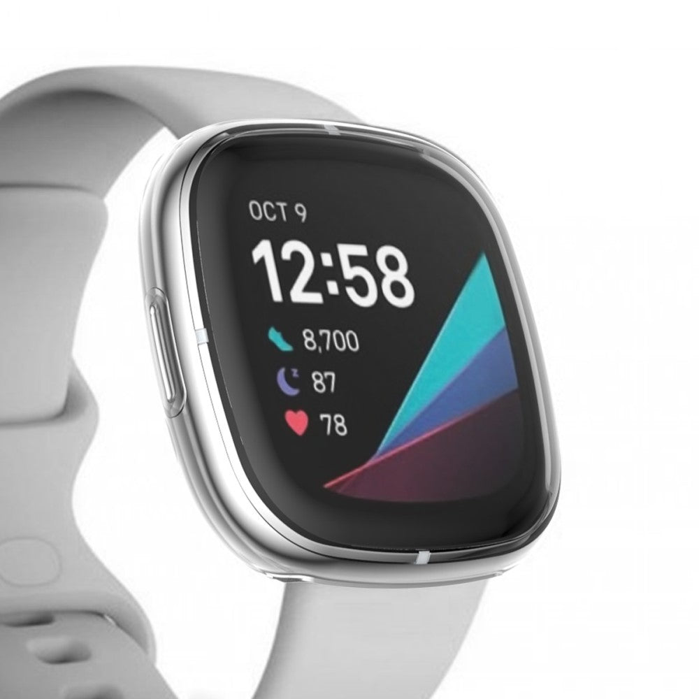 Primo piano di uno smartwatch con cinturino bianco. Lo schermo mostra ora, data e dati di attività.