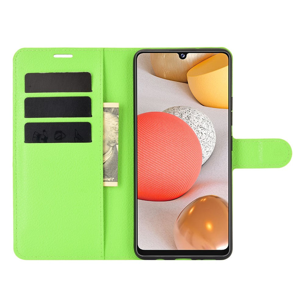 Custodia verde per telefono con slot per carte e banconota accanto a uno smartphone.