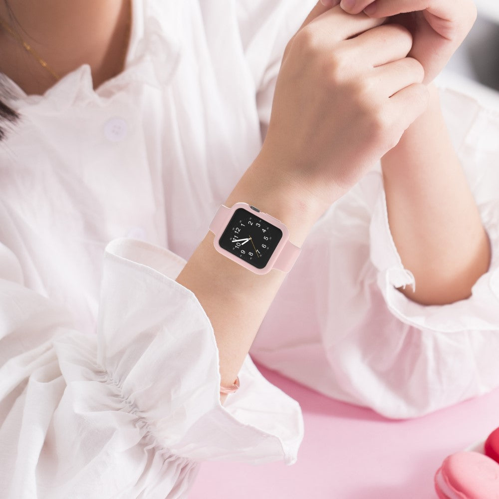 Primo piano di una persona con uno smartwatch rosa chiaro al polso sinistro.