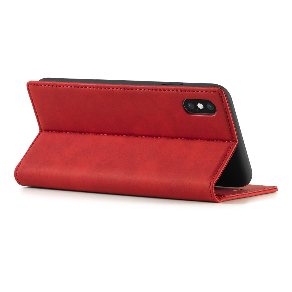 Custodia rossa per telefono flip con fotocamera e pulsanti esposti.