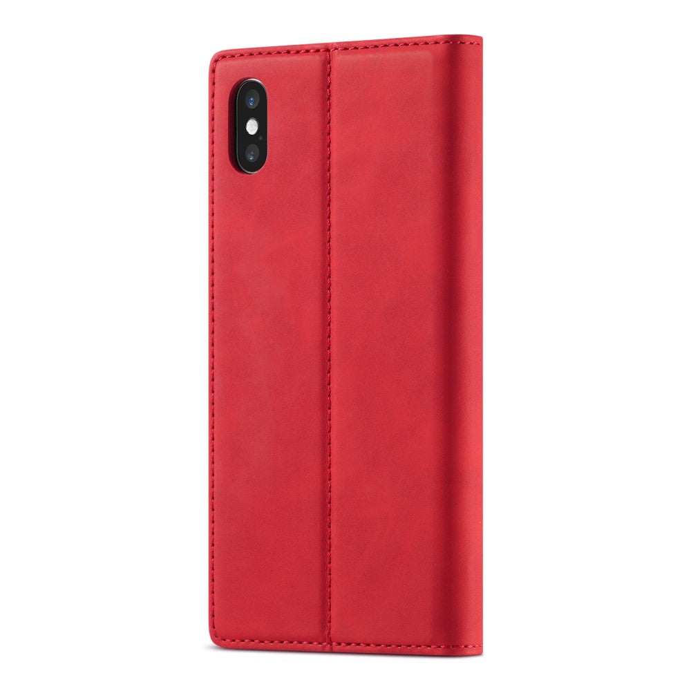 Una custodia a libro rossa per smartphone con due fotocamere visibili.