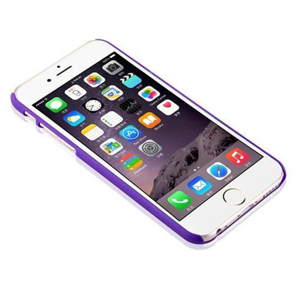 Un iPhone bianco con custodia viola mostra varie icone di app sul suo schermo.