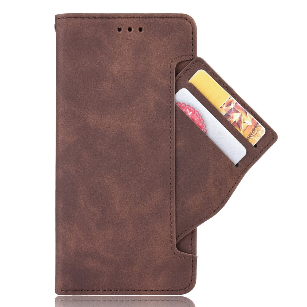 Custodia per telefono marrone con slot per carte, visibili carte bianche e gialle.