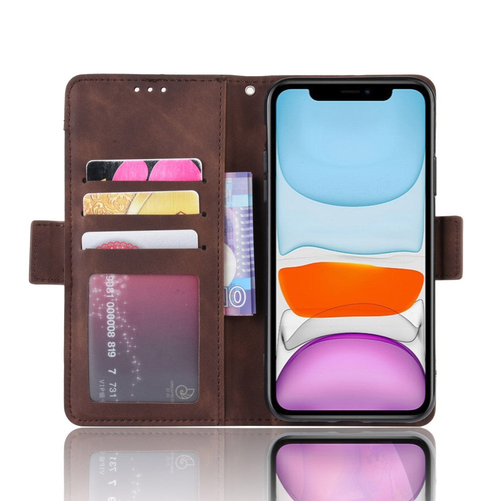 Custodia per telefono marrone con slot per carte e telefono. Mostra il telefono con sfondo colorato.
