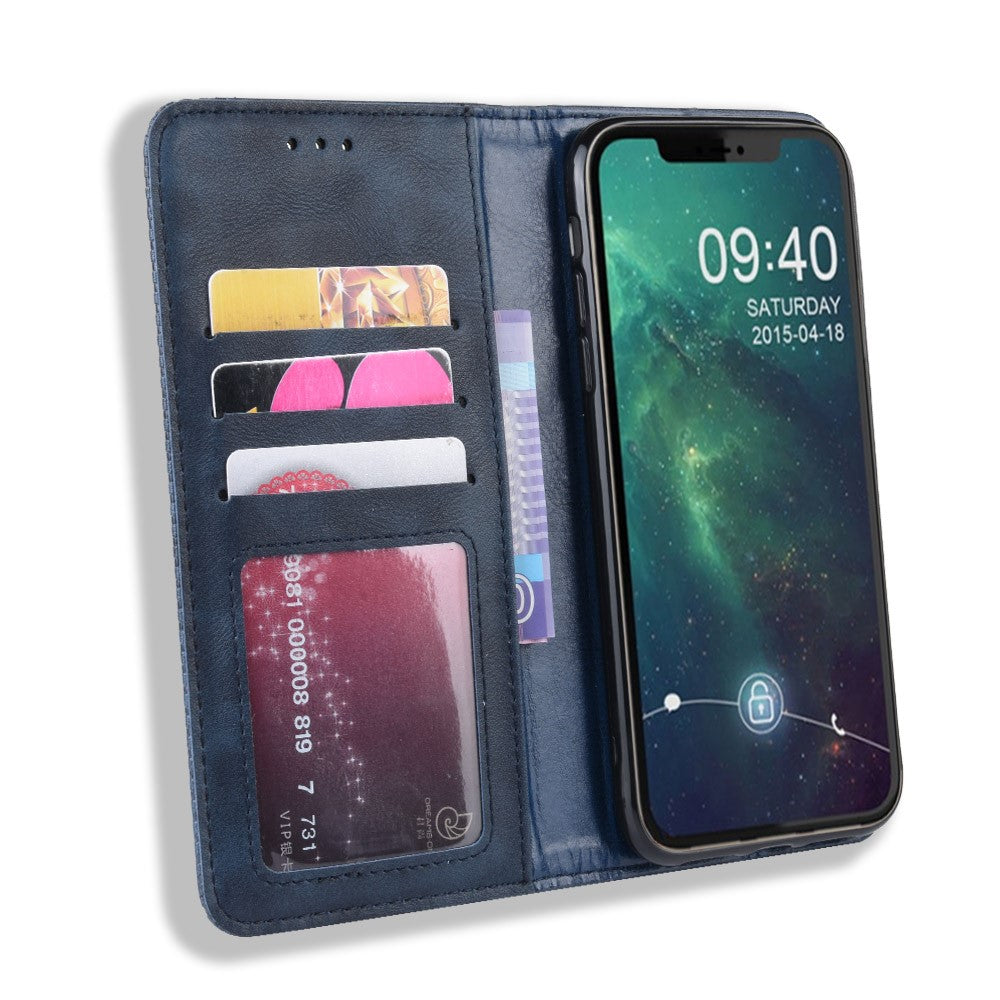 Custodia blu per telefono con slot per carte e uno smartphone con sfondo stellato.