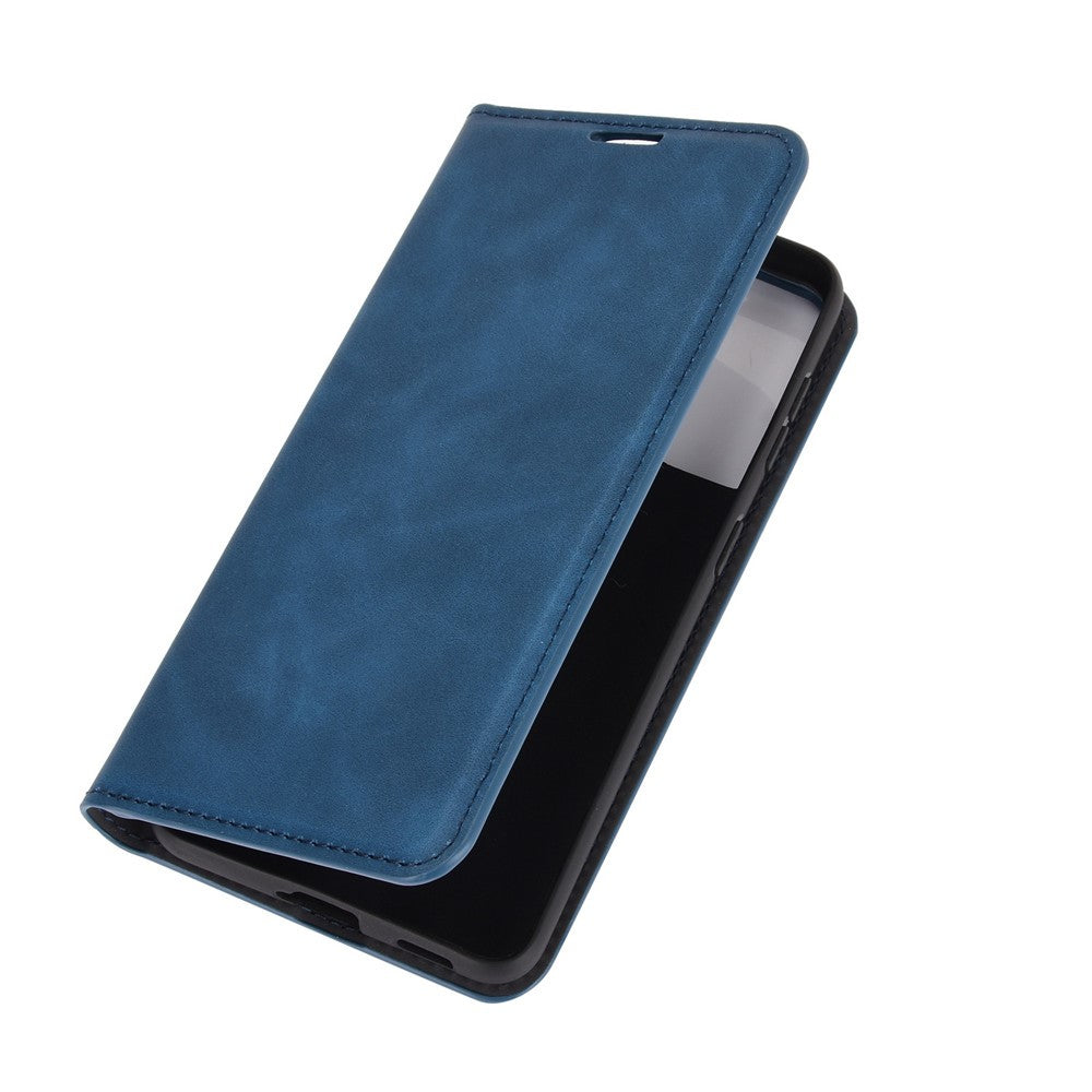 Custodia blu a libro per telefono su sfondo bianco.